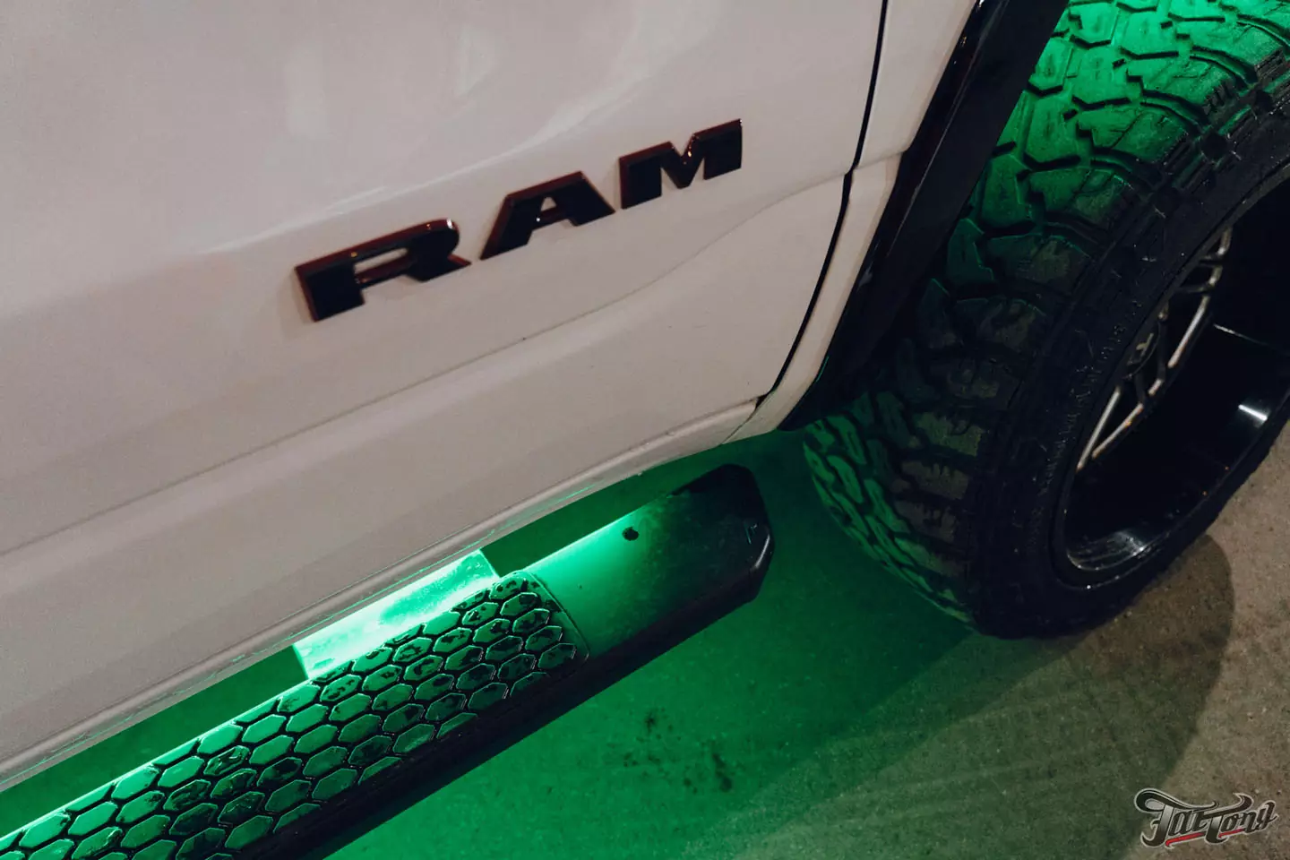 Подсветка арок и порогов в стиле американских автомобилей для RAM 1500 Laramie! +Шумоизоляция арок и окрас деталей экстерьера